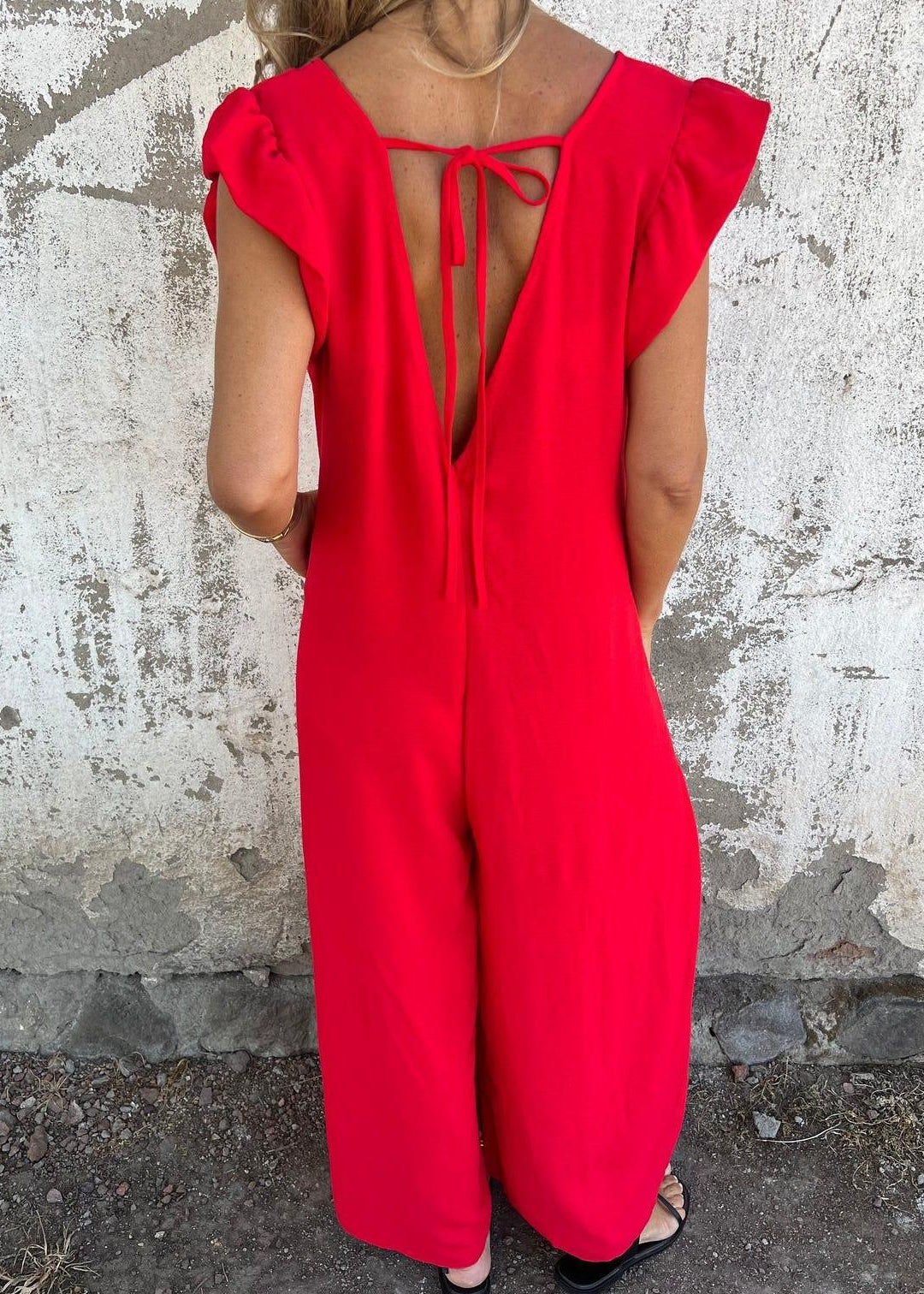 Women's Sleeveless Jumpsuit with V-Neck and Pockets