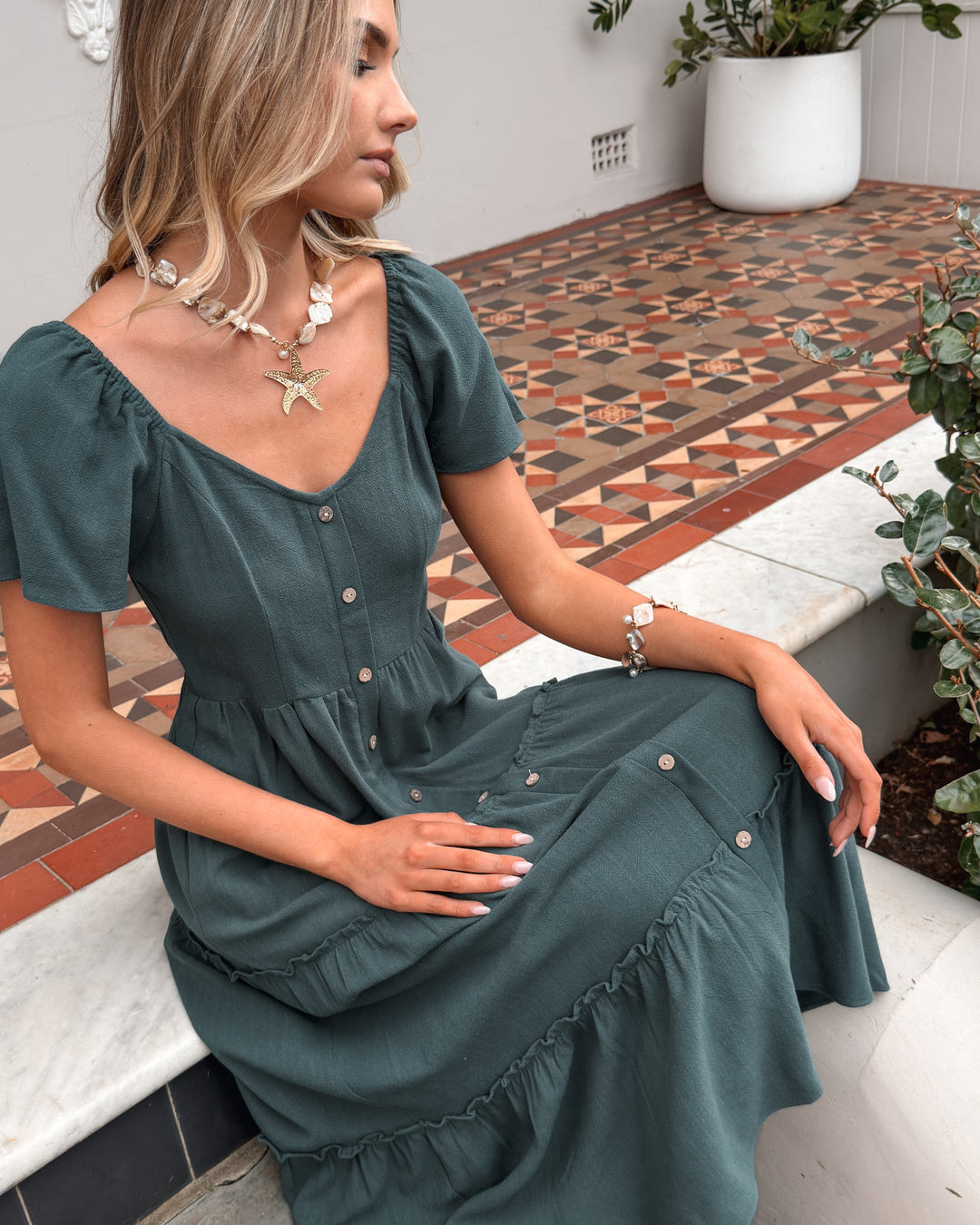 Midi Jurk | Diep Groen | V-Hals | Ruches Rok | Elastische Schouders | Ontspannen Pasvorm | Zwangerschapsvriendelijk