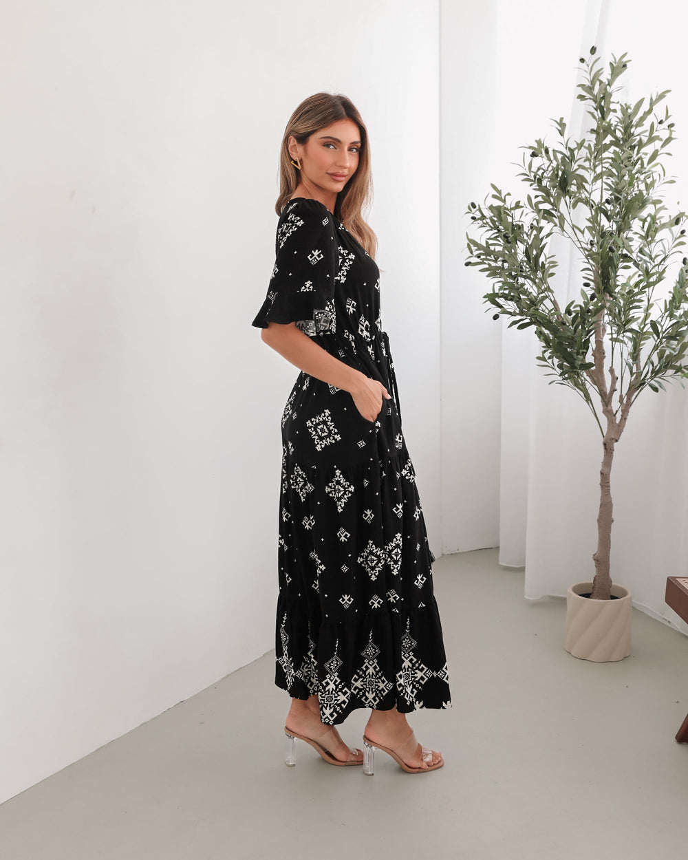 Dames | Ortensia Jurk | Zwart Print | V-Hals | Korte Flodder Mouwen | Midi Lengte