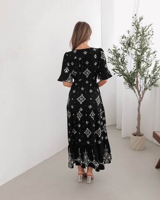 Dames | Ortensia Jurk | Zwart Print | V-Hals | Korte Flodder Mouwen | Midi Lengte